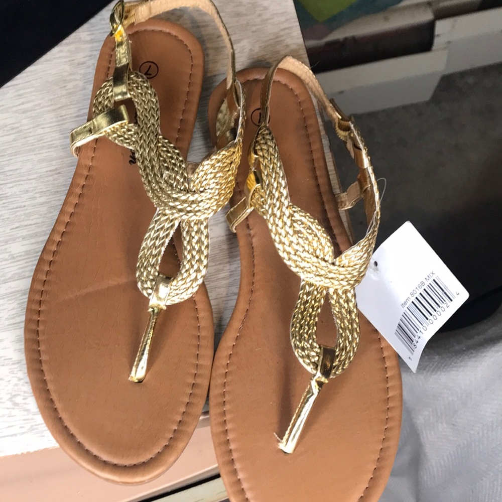 Chic gold thong sandals 🔥